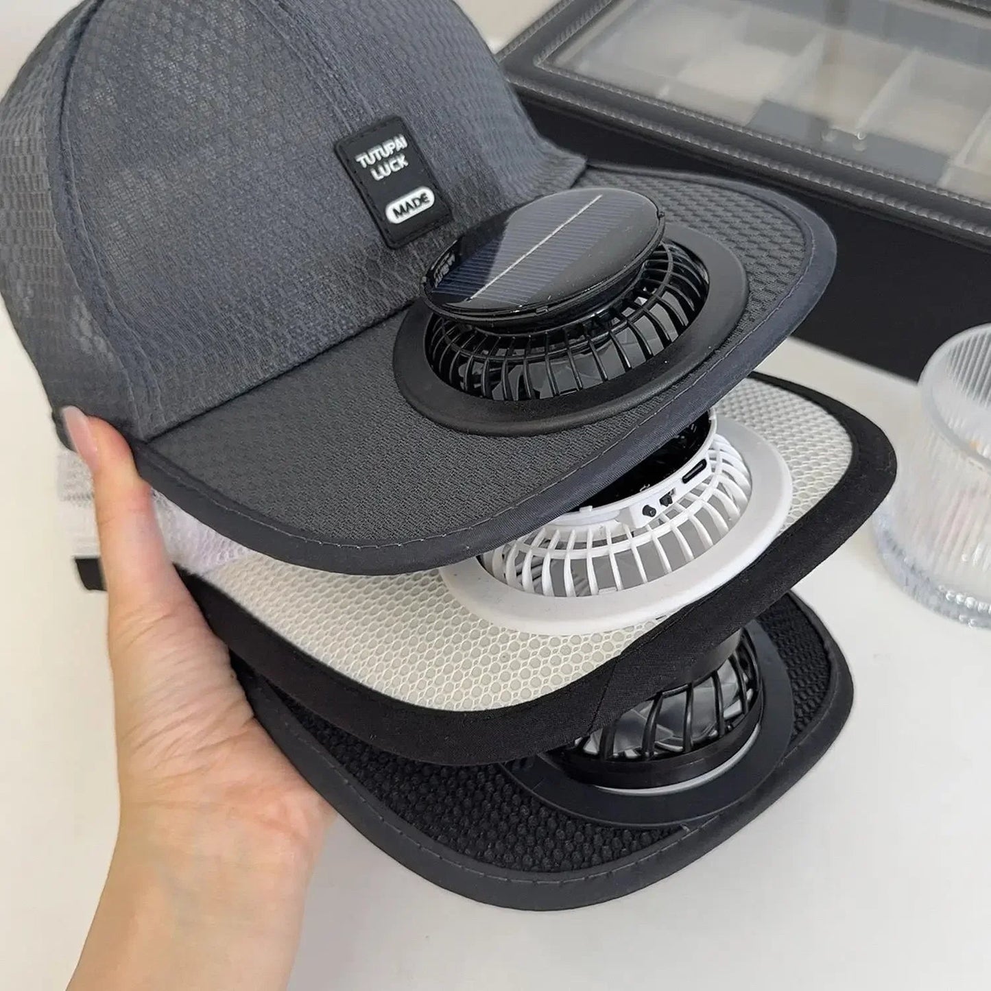 SunBreeze Cap — Napenergiával működő ventilátoros nyári sapka